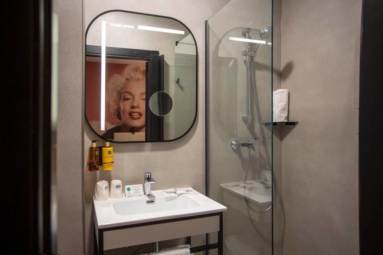 Badezimmer mit Marilyn Monroe Bild im Casual del Cine Valencia - Themenhotel.