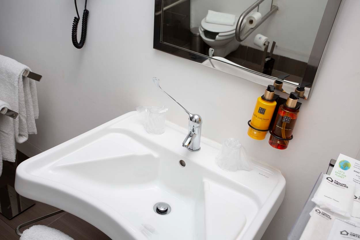 Modernes Bad mit Waschbecken, Spiegel und Pflegeprodukten im Casual Belle Époque - Boutique-Hotel im Zentrum von Lissabon | Casual Hoteles