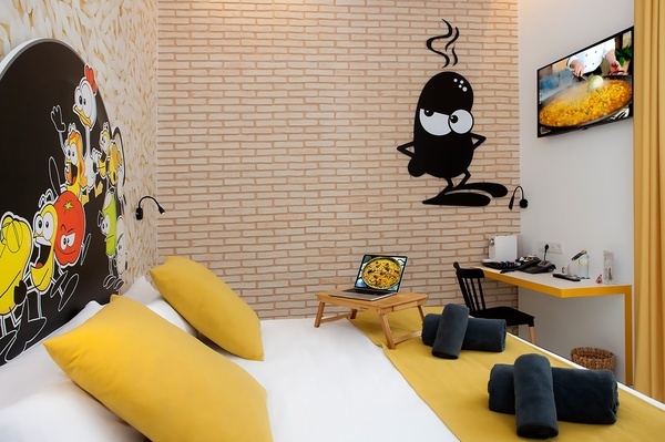 una habitación con una cama y una computadora portátil