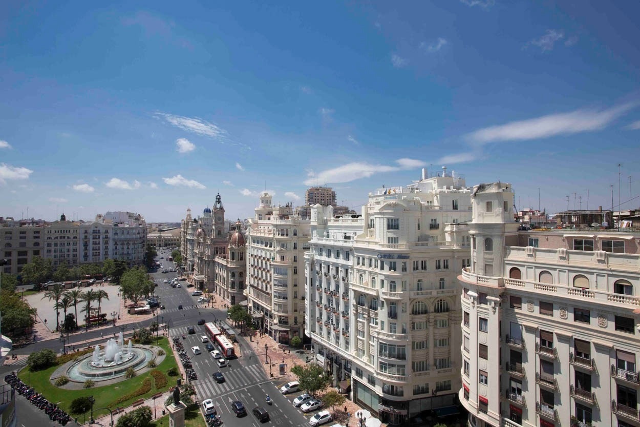 Vista de hotel céntrico en Valencia, con arquitectura clásica y vistas urbanas. Casual Vintage Valencia.
