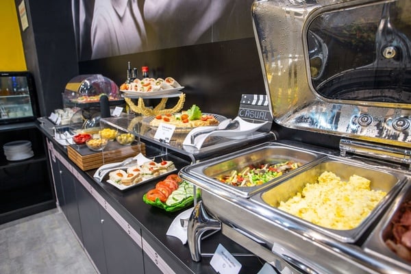 un buffet lleno de comida y una bandeja que dice casual