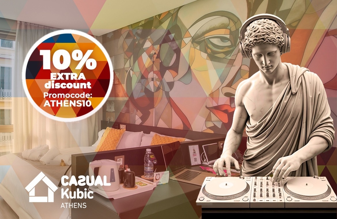 un hombre lleva a una mujer en sus hombros en la playa