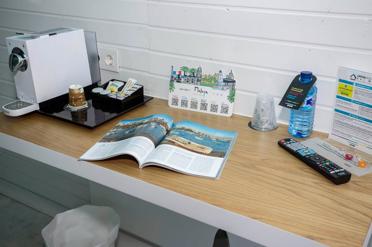 Willkommen im Casual del Mar Málaga: Kaffeemaschine, Zeitschriften und Wasserflasche, ideal für Ihren Aufenthalt.