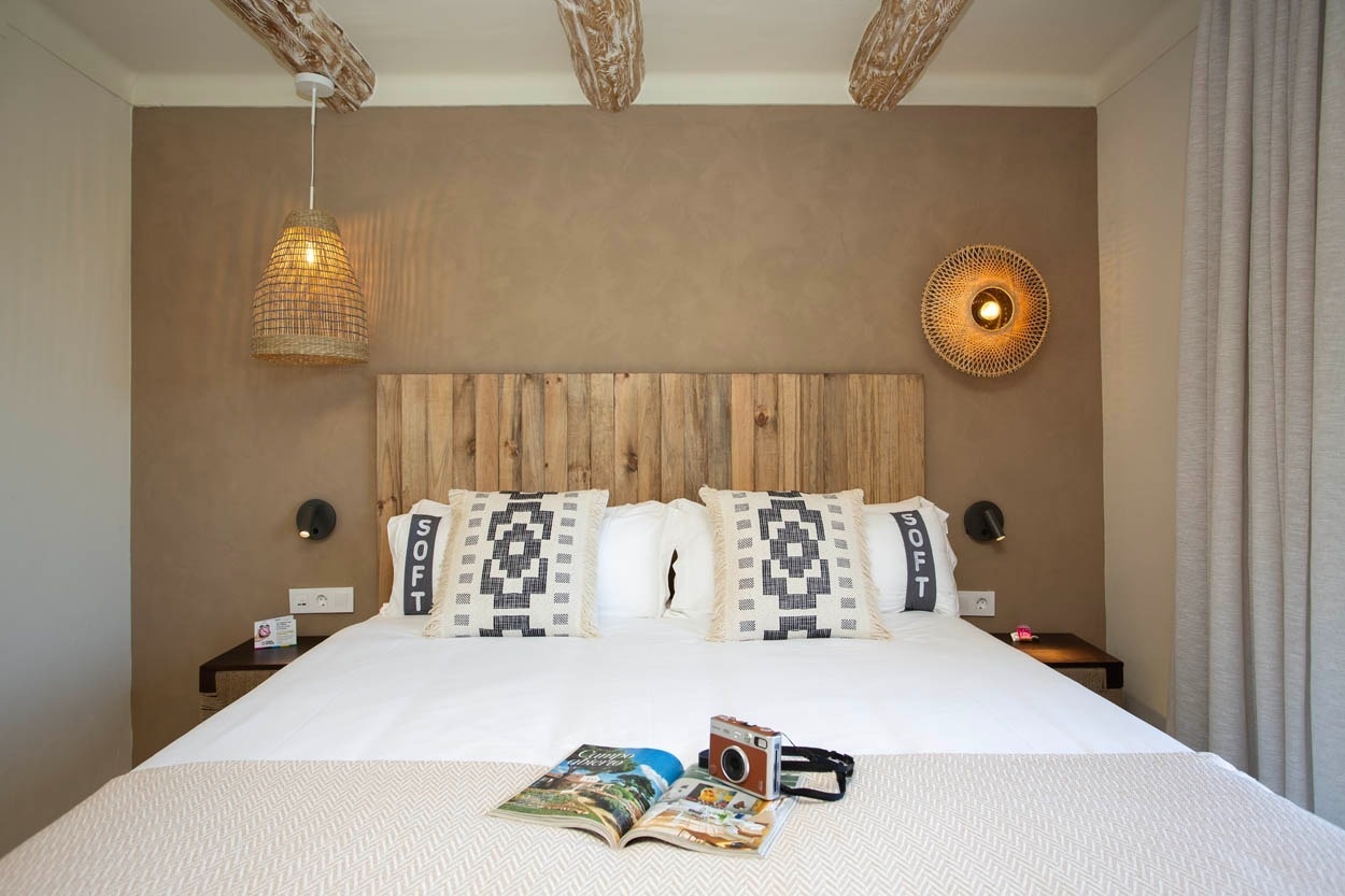 Chambre confortable Casual Bahía Ibiza, avec lit douillet et lampes en rotin.