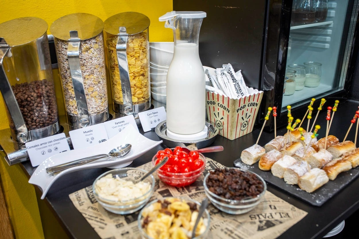 Frühstücksbuffet im Casual del Cine Valencia: Müsli, Cornflakes, Gebäck und Obst, Casual Hoteles.