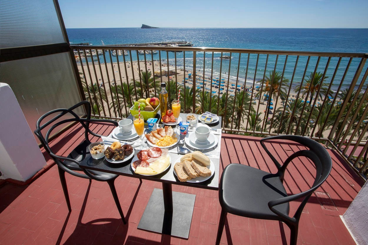 Frühstück auf dem Balkon mit Meerblick im Casual Pop Art Benidorm – Hotel im Pop-Art-Stil in Benidorm | Casual Hoteles