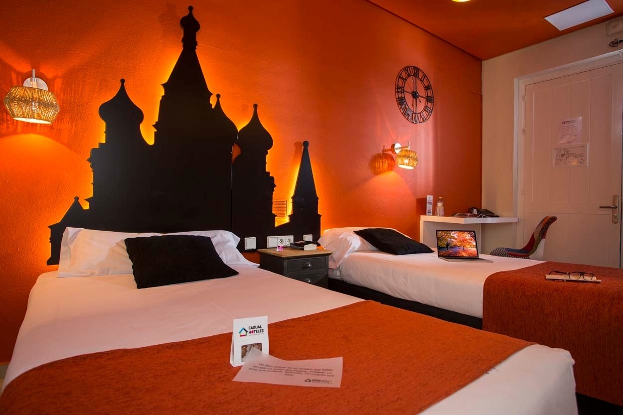 Gemütliches Zimmer im Casual de las Letras Sevilla, inspiriert von russischer Architektur.