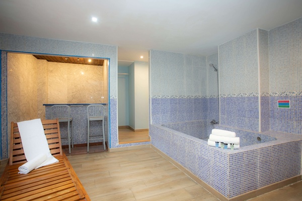 un baño con baldosas azules y una bañera
