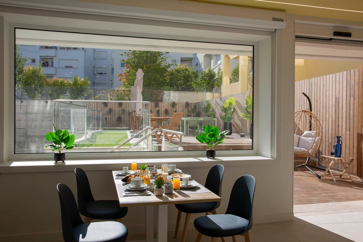 Sala colazione con vista giardino e piscina | Casual Raízes Porto - Boutique hotel vicino a Santa Catarina