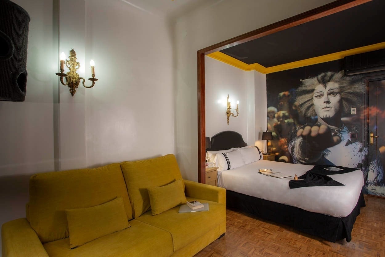 Gemütliches Zimmer im Casual del Teatro Madrid mit Sofa und Bett, nahe Gran Vía.