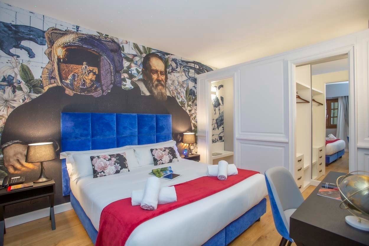 Komfortables Zimmer im Casual Rinascimento Firenze, zentral gelegen mit stilvollem Design und Palazzo-Tapete.