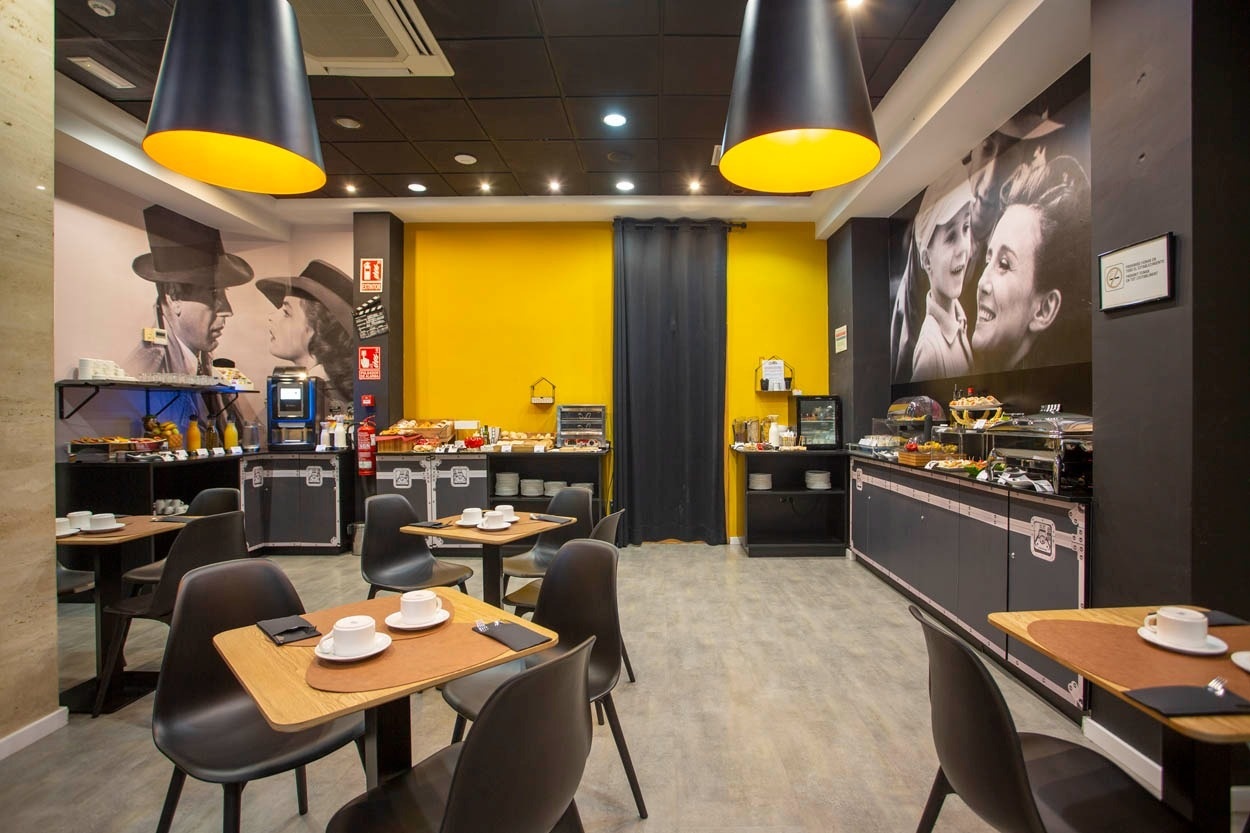 Frühstücksbuffet im Casual del Cine Valencia: Themenhotel in Valencia mit Film-Flair. Entspannt genießen.