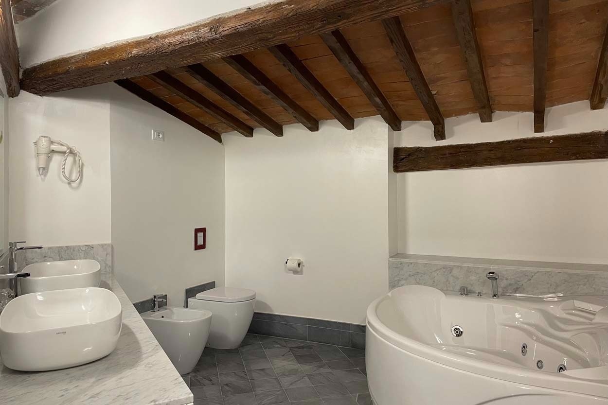 Luxuriöses Badezimmer mit Whirlpool, Doppelwaschbecken und Bidet. Casual Rinascimento Firenze.