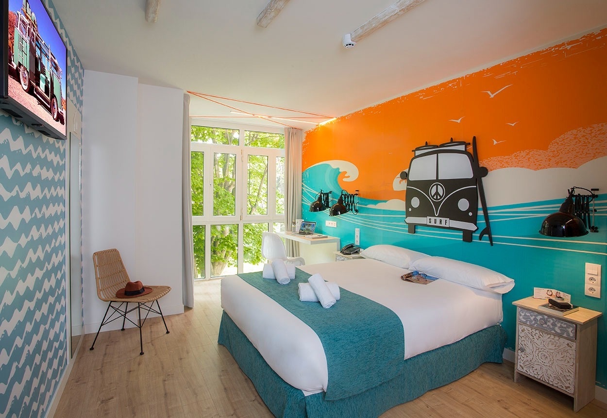 Entspanntes Zimmer im Casual de las Olas San Sebastián – Themenhotel mit Surfer-Dekor.