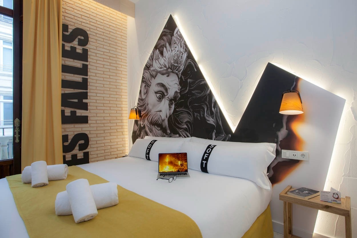 Habitación moderna en Casual Socarrat Valencia: cama King, arte mural y luz ambiental.