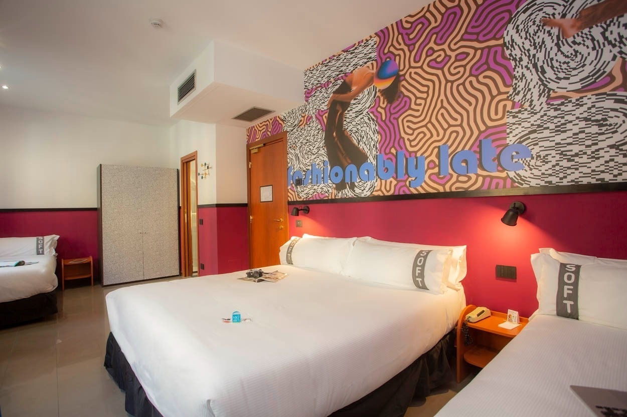 Modernes Zimmer im Casual Eclettico Milano – Hotel Mailand nähe Bahnhof Centrale, mit Kunstwerk.