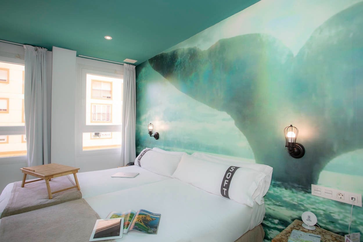 Doppelzimmer im Casual del Mar Málaga mit Wal-Wandgemälde, ideal für einen entspannten Urlaub am Meer.