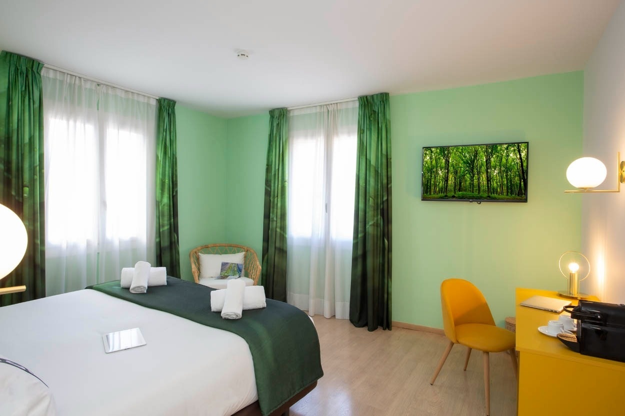 Stijlvolle kamer met groen en geel thema bij Casual Colours Barcelona - Hotel nabij Sants, Barcelona.