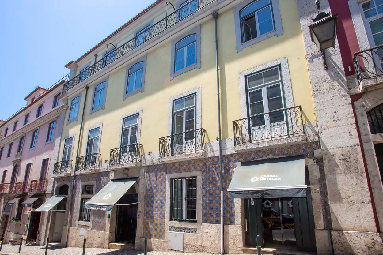Casual Belle Époque: Boutique-Hotel im Zentrum von Lissabon mit gelber Fassade und Balkonen.