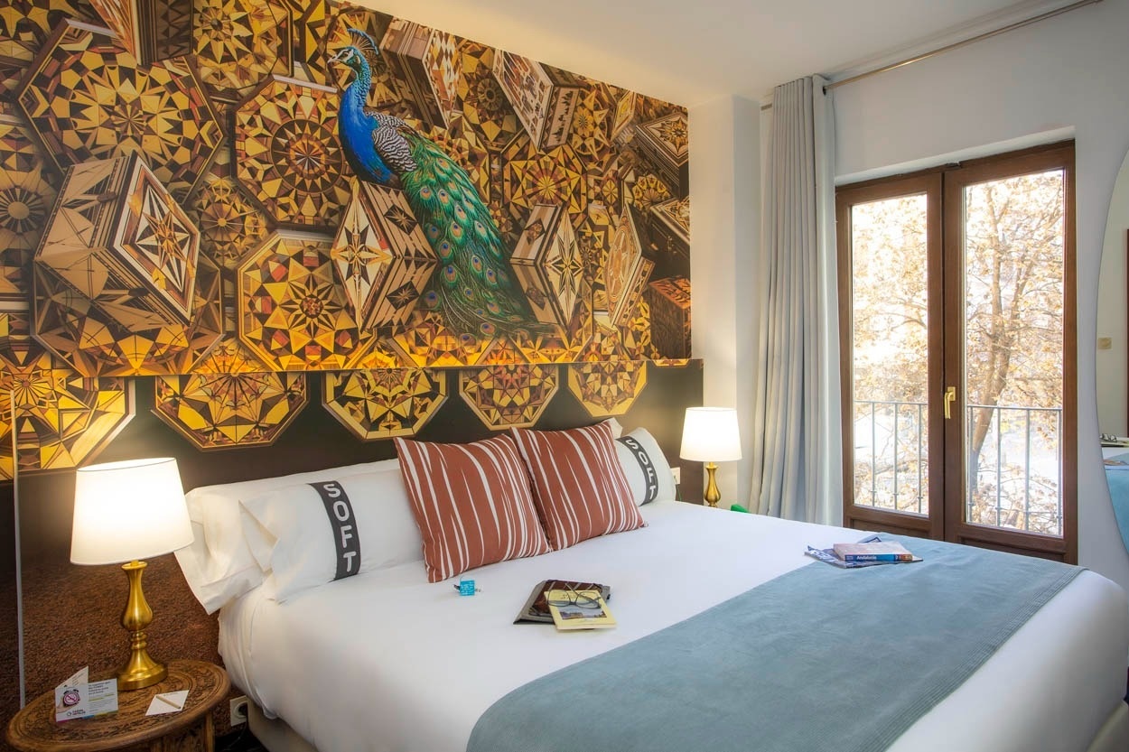 Suite temática de loro en Casual Ilbira Granada, hotel boutique en el centro histórico.