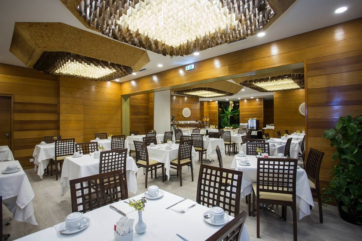 Restaurantbereich im Casual Inca Porto mit Holzakzenten und gemütlicher Atmosphäre.