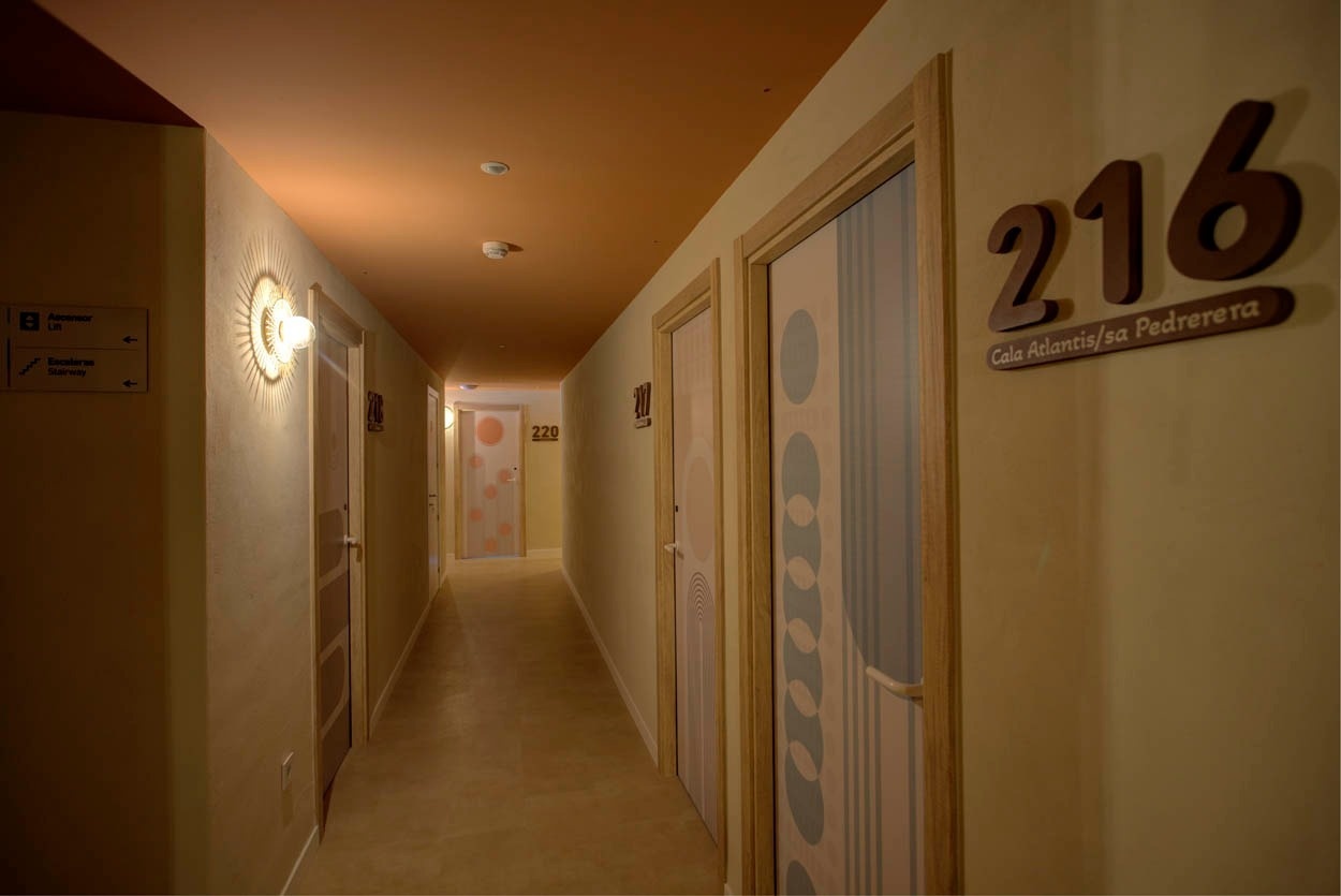 Couloir d'hôtel avec porte 216 et numéro d'étage, Casual Bahía Ibiza - Hôtel près de la plage à Ibiza | Casual Hoteles.