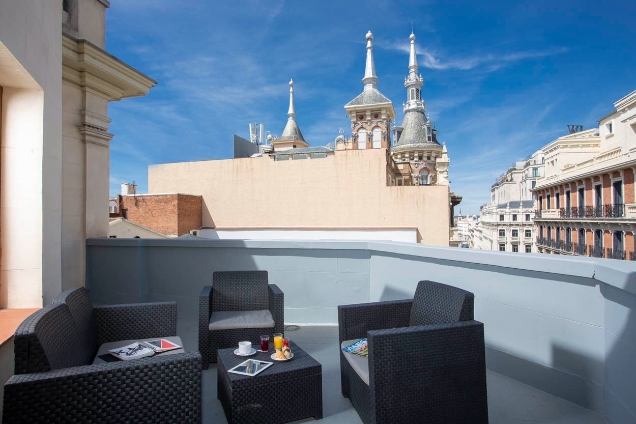 Terrasse mit Aussicht auf die Türme des Casual del Teatro Madrid - Boutique-Hotel nahe der Gran Vía | Casual Hoteles