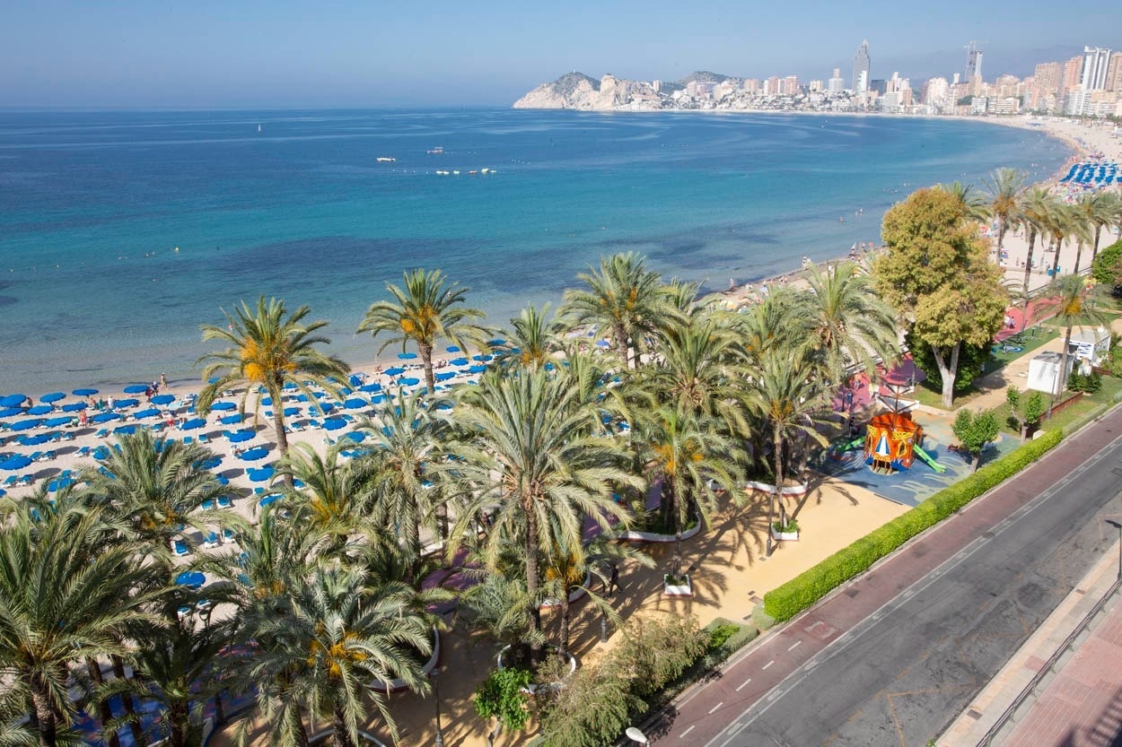 Casual Pop Art Benidorm: Strandhotel mit Palmen und Meerblick