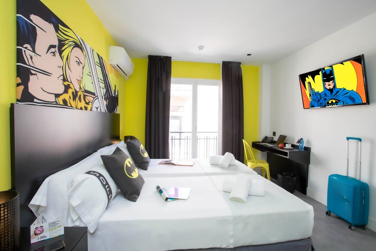 Casual Pop Art Benidorm: Comic-Themenzimmer mit Batman-Deko & zwei Betten. Hotel im Pop-Art-Stil in Benidorm | Casual Hoteles