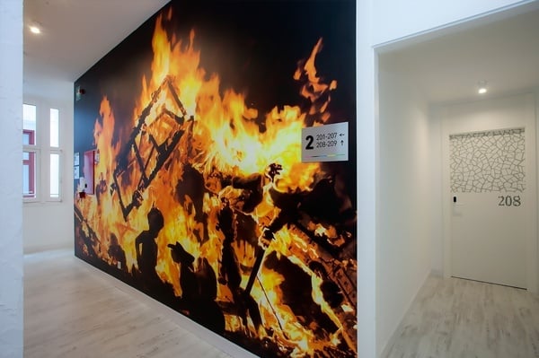 un pasillo con una imagen de un incendio en la pared