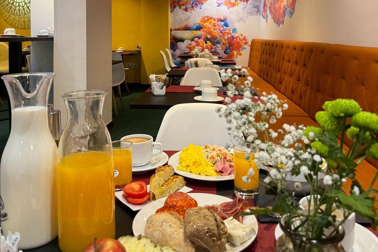 Desayuno buffet en Casual Ilbira Granada, hotel boutique céntrico. ¡Empieza el día con energía!