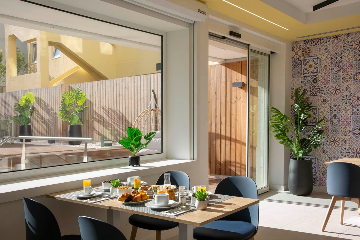 Colazione curata a Casual Raízes Porto: hotel boutique vicino a Santa Catarina.