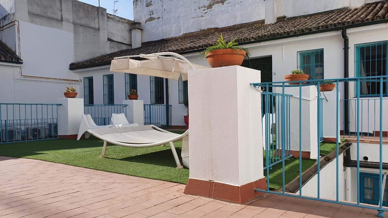Dachterrasse mit Liegestühlen und Blick auf die Casual de las Letras Sevilla - Hotel mit literarischem Thema in Sevilla | Casual Hoteles