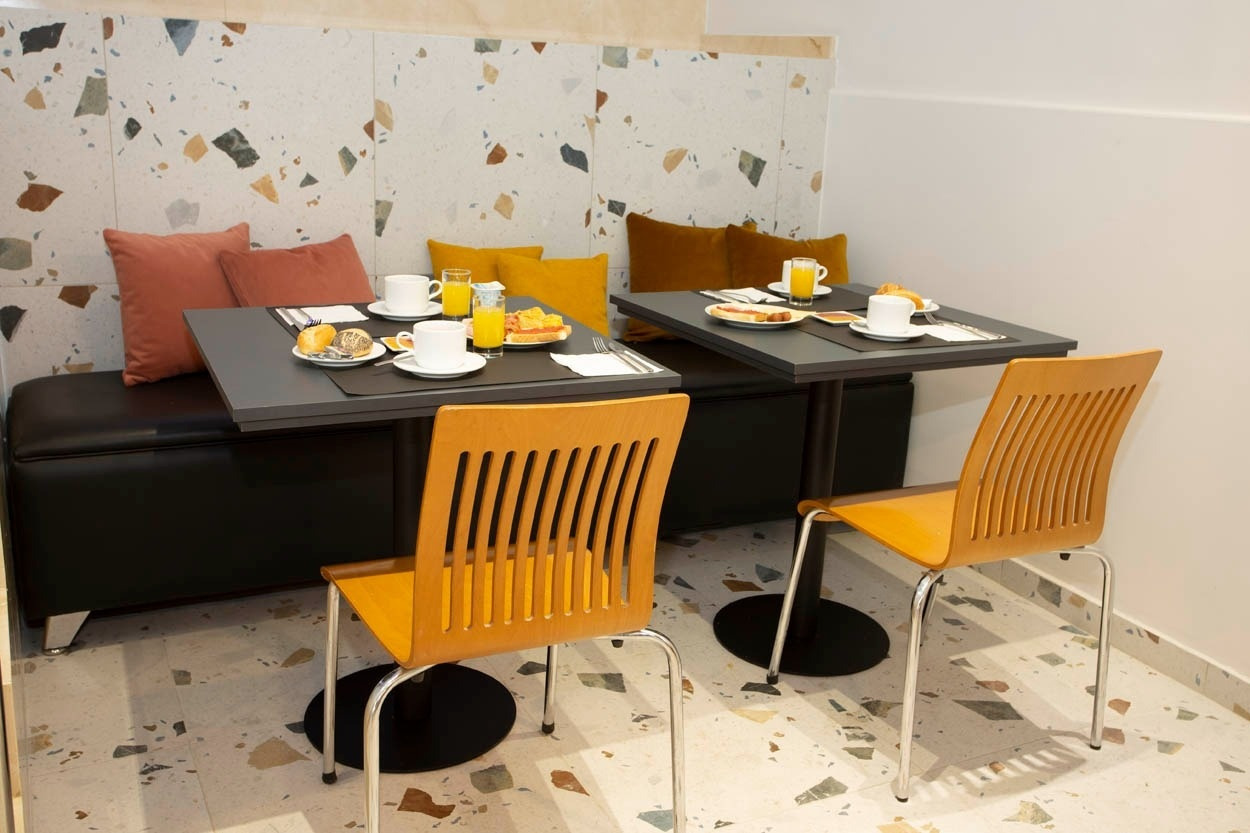 Ontbijttafel met stoelen bij Casual Colours Barcelona - Hotel in de buurt van Sants