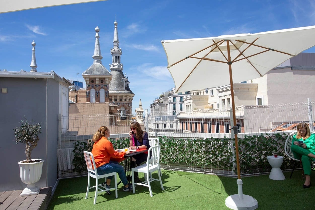 Entspannte Dachterrasse im Casual del Teatro Madrid - Boutique-Hotel nahe Gran Vía mit Blick auf die Stadt.