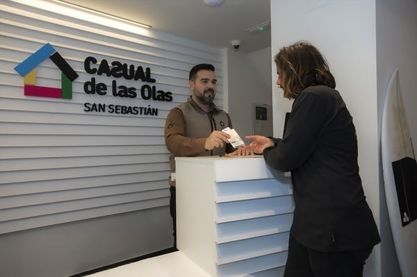 um homem e uma mulher estão na recepção do casual de las olas