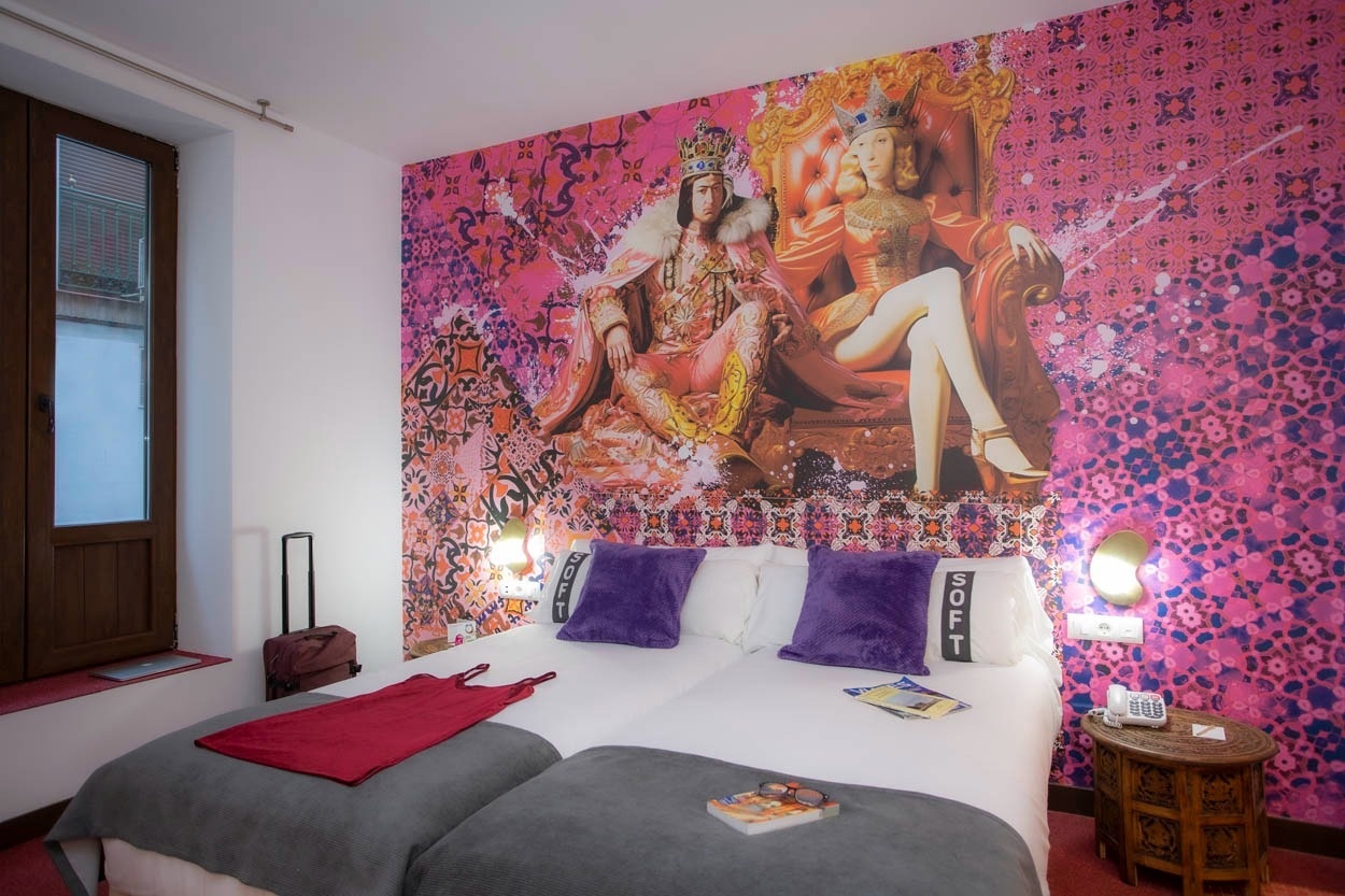 Habitación temática con mural de reyes en Casual Ilbira Granada.