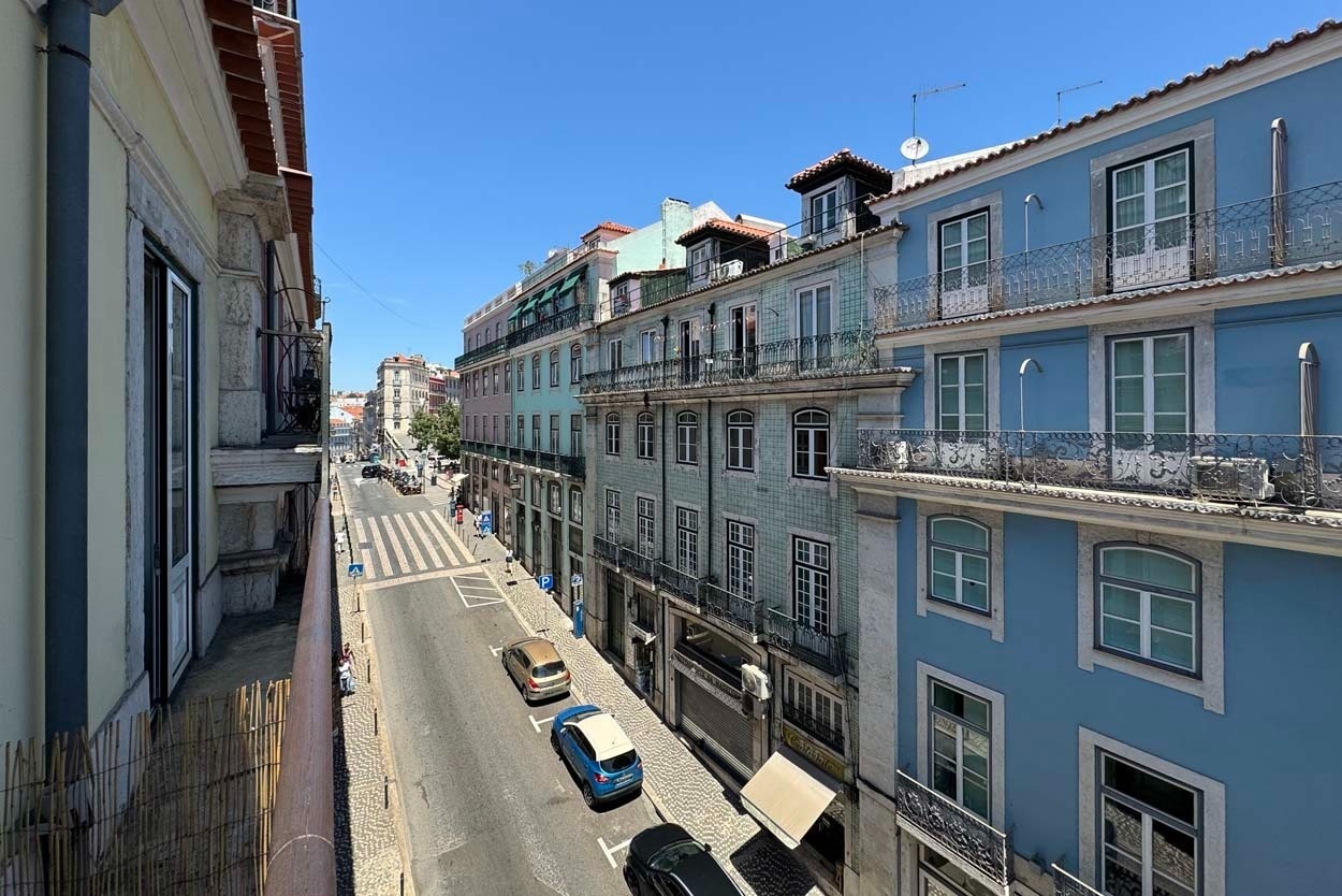 Blick auf Lissabon vom Casual Belle Époque Hotel, mit Straße und Gebäuden im Zentrum.
