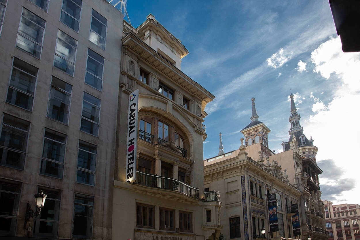Casual del Teatro Madrid - Boutique-Hotel nahe Gran Vía. Moderne Fassade & Türmchen.
