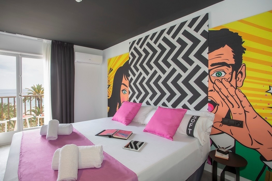 una habitación con una cama y una pintura en la pared que dice soft