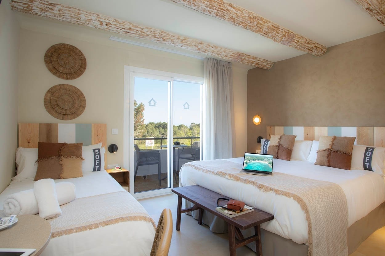 Chambre Casual Bahía Ibiza: lits confortables, balcon vue mer, idéal hôtel plage Ibiza.