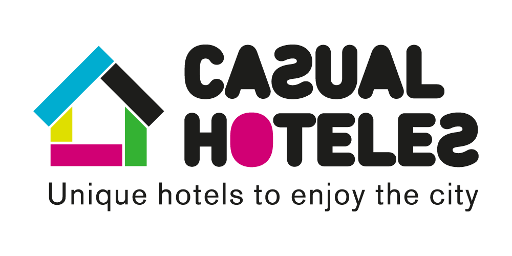 un logotipo para hoteles casuales con un triángulo en el centro