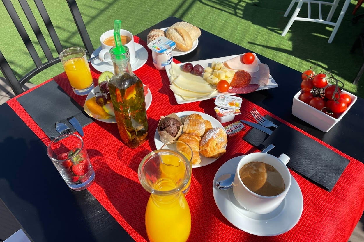 Genießen Sie ein Casual del Teatro Madrid - Boutique-Hotel nahe der Gran Vía | Casual Hoteles Frühstück mit frischem Obst, Gebäck und Kaffee auf sonniger Terrasse.