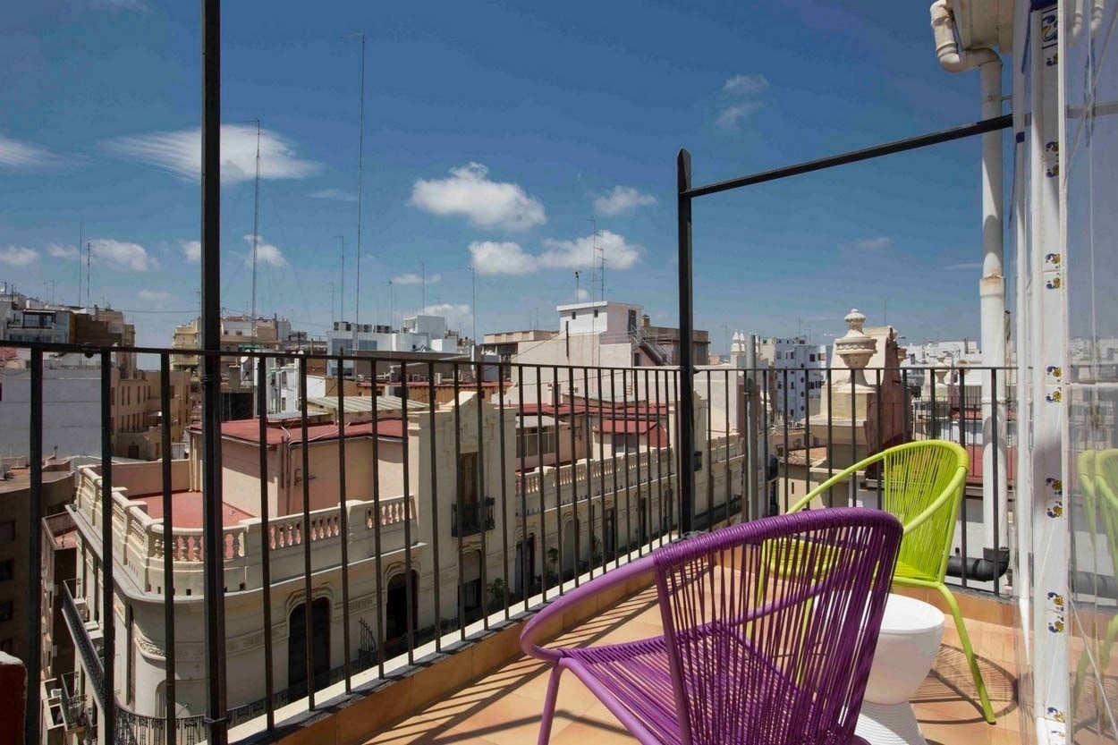 Entspannter Balkon im Casual del Cine Valencia mit Blick auf die Stadt.