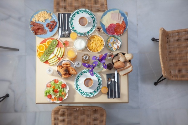 uma mesa cheia de pratos de comida e uma xícara de café