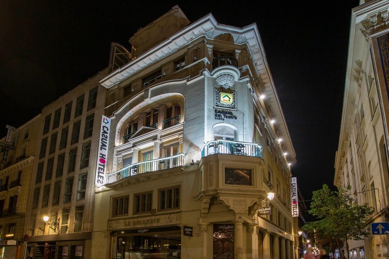 Casual del Teatro Madrid: Boutique-Hotel nahe der Gran Vía – Casual Hoteles im Nachtlicht.