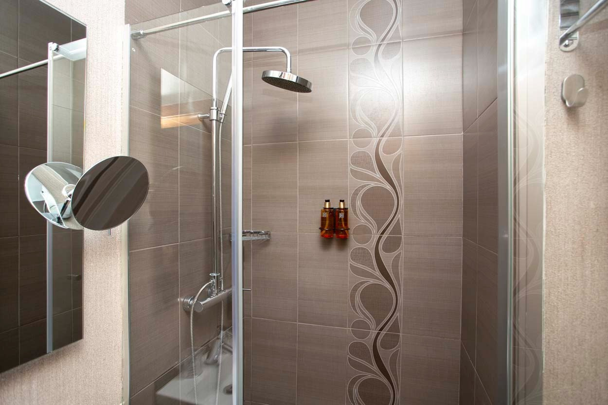 Modernes Duschbad im Casual Belle Époque - Boutique-Hotel im Zentrum von Lissabon | Casual Hoteles