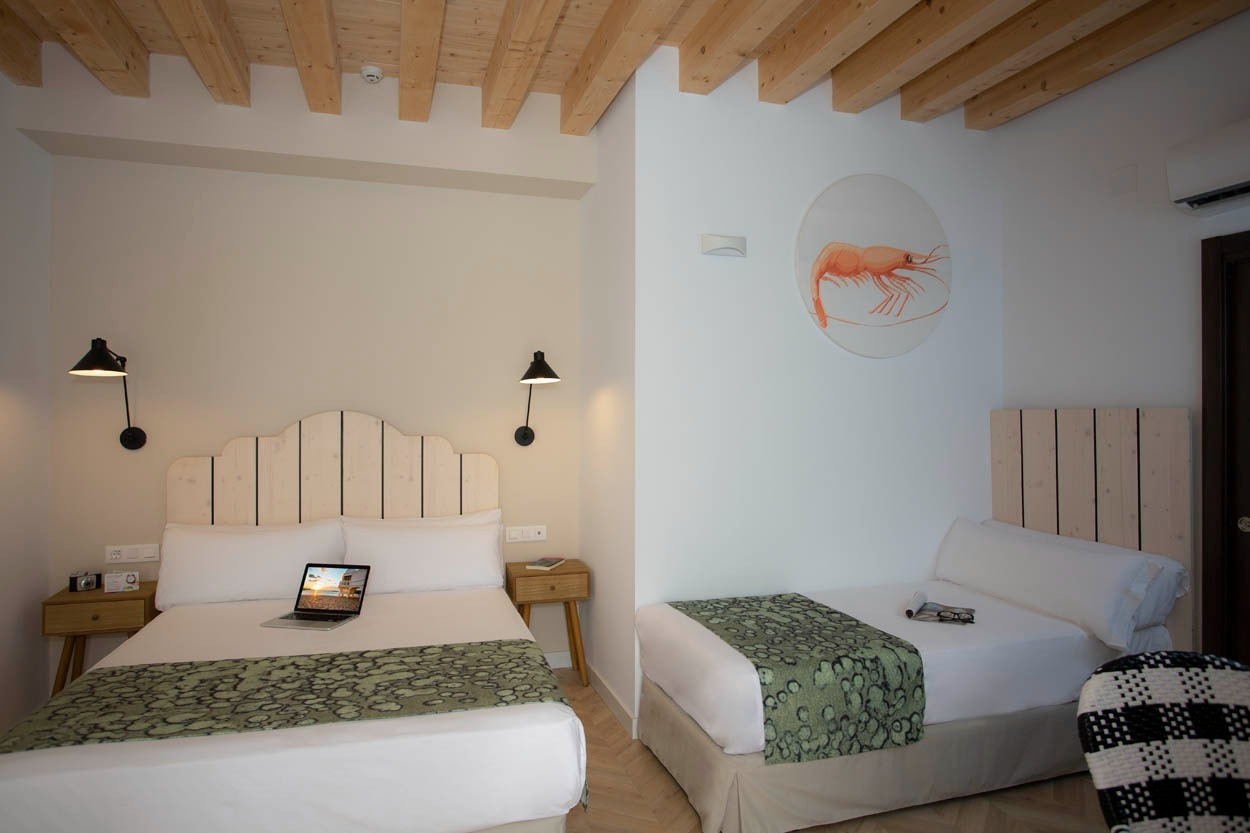 Gemütliche Doppelzimmer im Casual con Duende Cádiz – Hotel im Herzen von Cádiz, mit einzigartigem Dekor.