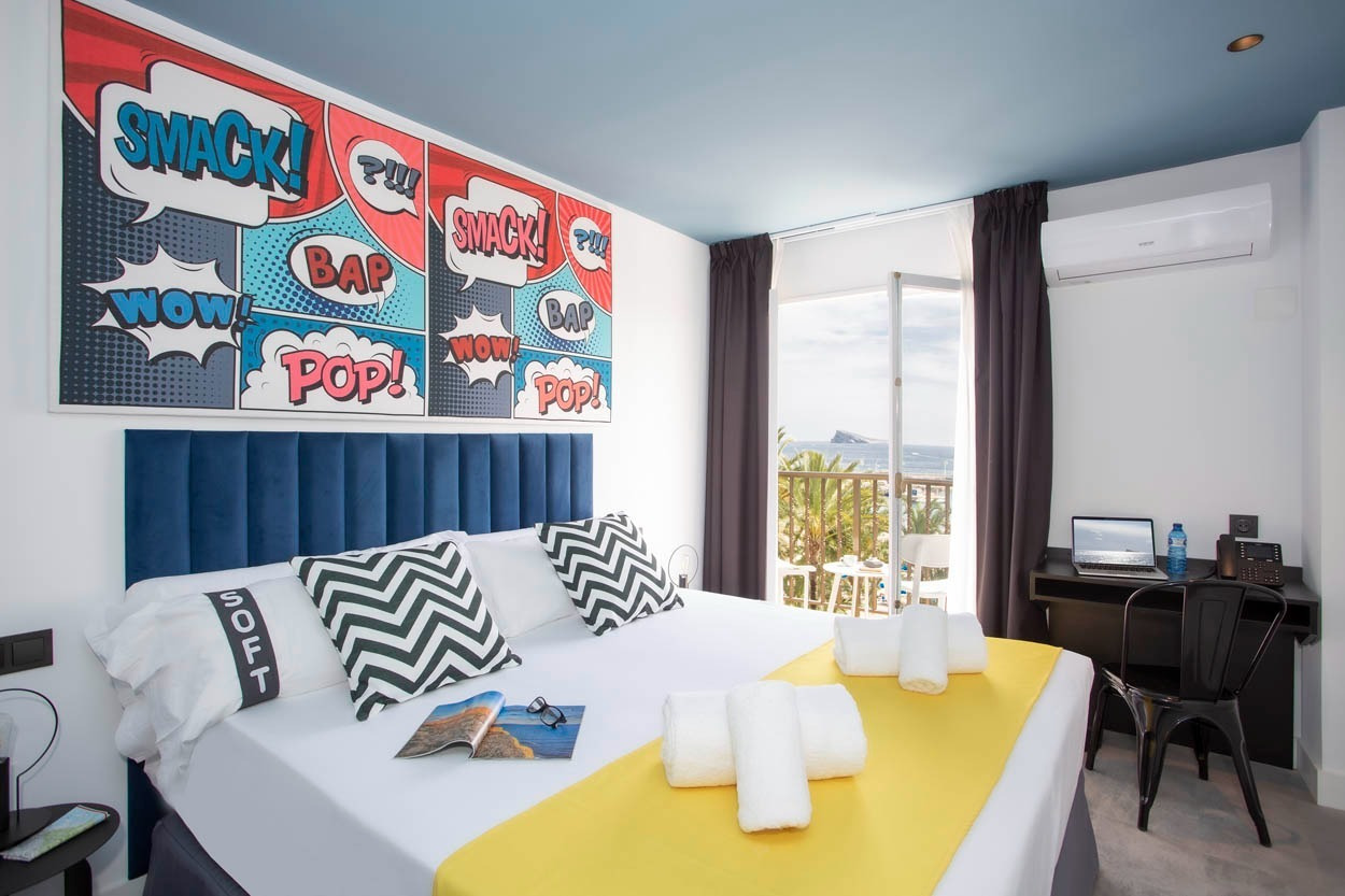 Casual Pop Art Benidorm: Comic-Wandbild und Meerblick im Hotelstil in Benidorm