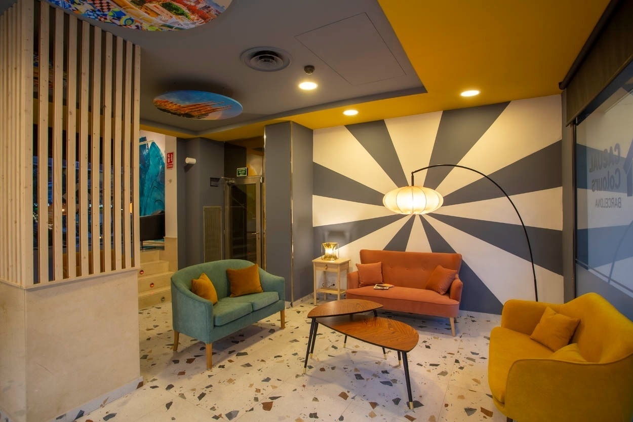 Stijlvolle lobby Casual Colours Barcelona - Hotel nabij Sants met comfortabele zitjes.